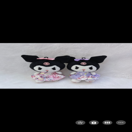 Maskotki z czarnymi uszami i różową oraz fioletową kokardką