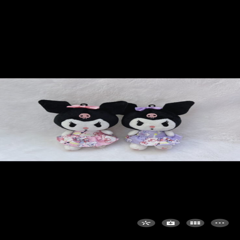 Maskotki z czarnymi uszami i różową oraz fioletową kokardką