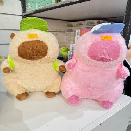 Pluszowe zabawki z czapkami (świnka i miś)