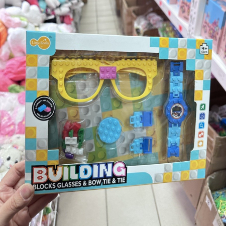 Klocki, okulary i muszka i krawat