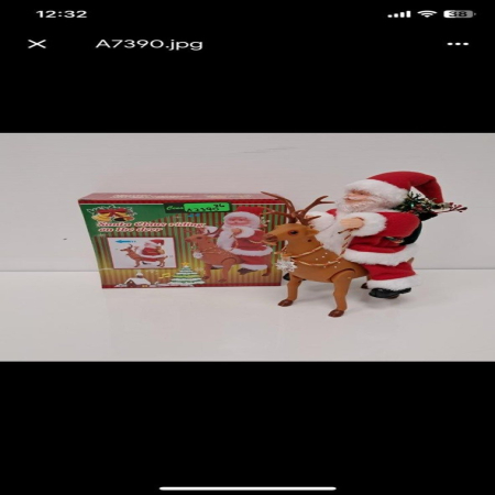 Święty Mikołaj jeździ na udekorowanym reniferze